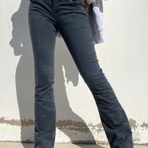 Low rise jeans - Säljer dessa lågmidjade jeansen som köptes för 59€. Långa på mig som är runt 165 (modellen på bilden är 1,73m) Helt nya.