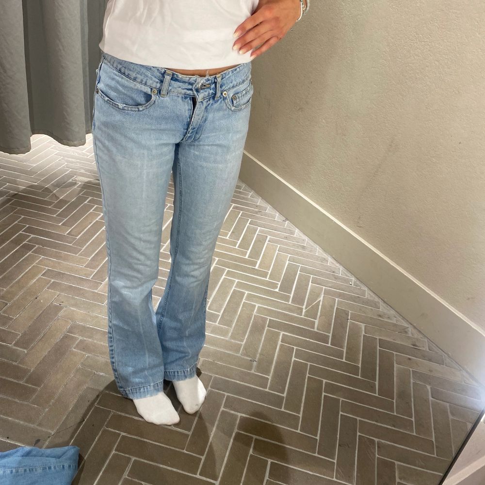 Säljer mina superfina lågmidjade boomerang jeans då dom inte passar mig längre tråkigt nog (bilden är tagen på min kompis). Köpte dom för 1200 tror jag. Budet ligger på 310 eller köp direkt för 500💞. Jeans og bukser.