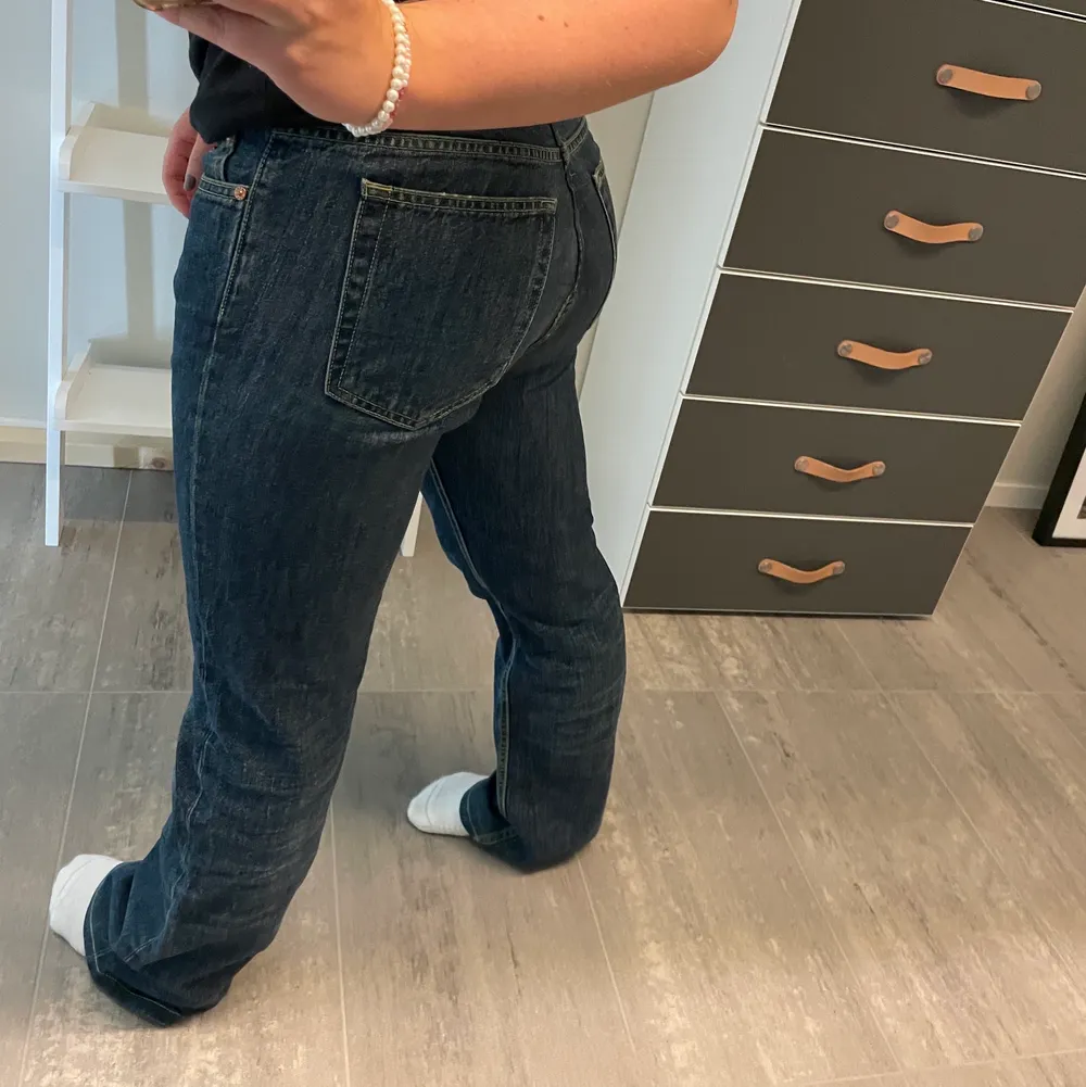 SÄLJER!!!💓💓Säljer mina acnejeans, väldigt sparsamt använda. Skitsnygga och sitter jättebra!! BUD PÅ 270!!. Jeans & Byxor.