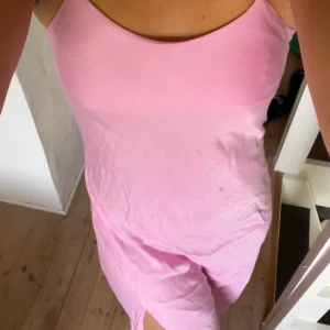 Rosa klänning från zara - Säljer rosa klänning från Zara. Den är väl använd men är i gott skick. Dm för fler bilder!