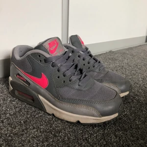Nike Air Max - Suuupersnygga Nike Air Max i storlek 36. Köpte dessa i Florida, men de kommer helt enkelt inte till användning längre. Hör av dig om du vill ha fler bilder eller har någon fråga 🥰