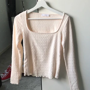 Tröja  - Superfin oanvänd tröja. Krämvit färg och snygg cut vid halsen. Nyskick! 