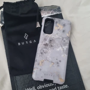 Samsung Galaxy S20 - Jag råkade köpa fel storlek på skalet och därför säljer jag den här fina skalet. Den är helt ny! Har även dubbelskydd. Du sätter på först den svarta skalet där efter den gråa fina skalet! Kommer också i ett fint mobilskalpåse❤️