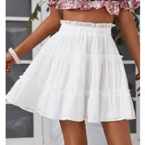 Säljer denna kjol i storlek S, jättefin men passar inte på mig. 50kr+frakt