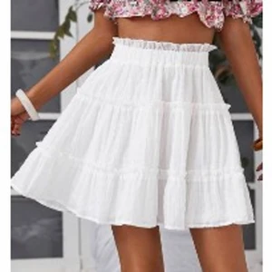 Shein kjol  - Säljer denna kjol i storlek S, jättefin men passar inte på mig. 50kr+frakt