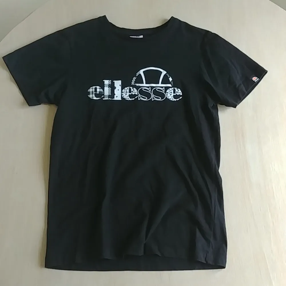 Storlek S, köpt på Asos. Bra skick, lite tjockare i materialet. T-shirts.