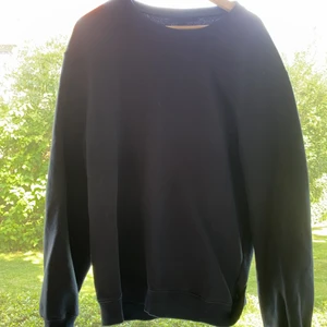 Blå Sweatshirt - Säljer denna blåa basic Sweatshirt från H&M. Av bilderna framstår den som mycket ljusare i färgen än vad den i själva verket är. Oversized i storleken