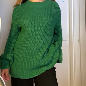 Stickad tröja  - En lång grön stickad tröja (sticks inte!) den är perfekt för dom med känslig hy som vill ha en mysig stickad tröja som inte gör ont!