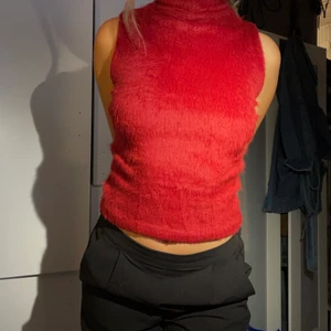 Polo linne - En röd och lurvig polo tröja (inte märket polo utan kragen) Den är as fin till hösten