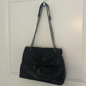 Even&odd väska🖤 - Säljer min sjukt fina even&odd väska! använt 3-4 ggr.  Osäker på nypris. Den är i nyskick och har inga defekter eller slitage. Pris kan diskuteras❗️Frakten är 110 spårbart med tanke på att väskan är stor! Köp direkt för 200kr+frakt. VÄSKAN FINNS KVAR