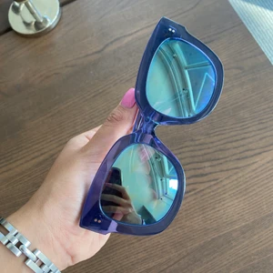 CHIMI 008 ACAI - Säljer mina fina Chimisolglasögon i färgen ACAI i den äldre modellen 008 med spegelglas. Inga defekter alls. Kan mötas upp i Stockholm annars står köparen för frakt! 💕💕 Nypris var 1200kr