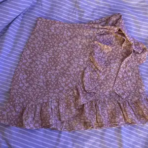 Sommar kjol från SHEIN, säljer då den inte passar, köparen står för frakten! Skriv för mer information💕