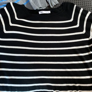 Tröja - Jättefin vitrandiga tröja från zara, tyvärr kommer den aldrig till användning💘 storlek L men passar mig som är s