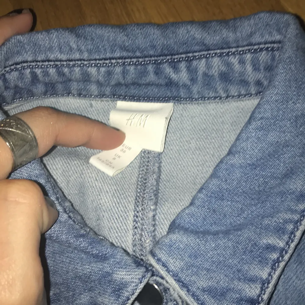 superfin jeansklänning med smått puffade ärmar från h&m, säljer då den inte används. . Klänningar.