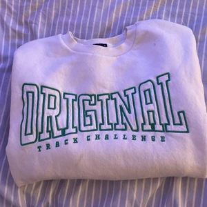 Vit/grön hoddie  - Säljer denna då den inte passar, köparen står för frakten! Skriv för mer information💕