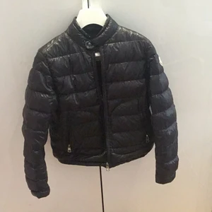 Moncler jacka - Säljer denna superfina moncler jacka. Säljer för inte kommer till användning. Skriv för mer bilder. Storlek S. Men skulle säga att den passar både Xs och M men såklart också S. Färg svart