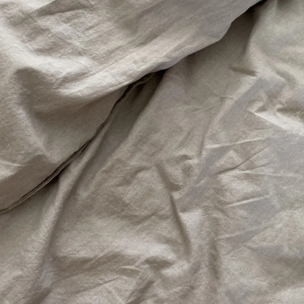 Påslakanset 100% bomull, 1 påslakan och 2 örngott🫶🏼 Mjuk och skön känsla🥰 Nytvättat, aldrig använt, endast på bilderna. Färg: ”Washed Linen” Gråbeige, men upplevs grå (se bilder) Säljer för 120 kr + frakt, eller kan hämtas utanför Göteborg💕  150x210 cm. Övrigt.