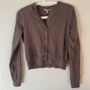 Ljusbrun kofta - Ljusbrun stickad kofta ifrån hm i väldigt bra skick🤍🤍
