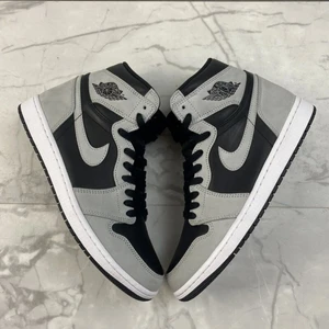 Air Jordan 1  - Helt ny. Kommer med originalkartong och fotskittarkvitto. Meddela mig om du är intresserad