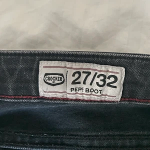 Lågmidjade Crocker jeans - Super fina crocker jeans i bootcut modell med hål på knäna, kom privat för fler bilder elelr frågor🖤 