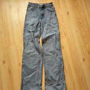 Ljusblå Zara jeans - stl 34 - Ljusblå Zara jeans stl 34 säljes. Jeansen är vidare ner till. Sparsamt använda, säljer jeansen då dom inte kommer till användning. Meddela om du är intresserad, tryck inte på köp direkt! Köparen står för frakten.