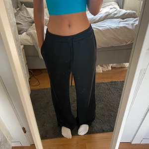 Svarta mjukisbyxor  - Ett par svarta raka/utsvängda mjukisbyxor i strl xs men passar mer som en S💕 fint skick!