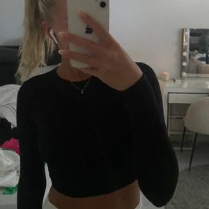 Svart topp med öppen rygg - Croppad långärmad tröja med öppen rygg. Säljer då den inte kommer till användning. Köparen står för frakten🖤