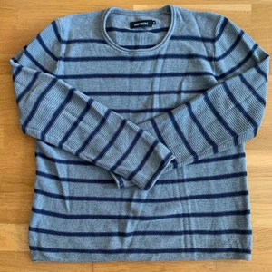 Stickad tröja - Randig stickad tröja från Size 8 Needle. Storlek M. Köpt secondhand, men är i mycket bra skick. 