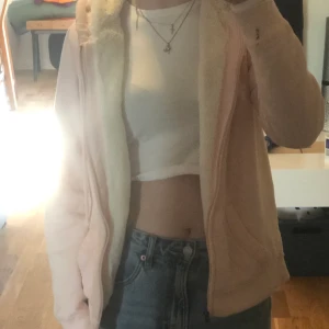 Hollister kofta  - Säljer denna söta fluffiga hollister kofta i storlek M men passar också S skulle jag säga! Färgen är ljus rosa med vitt fluffigt tyg inuti koftan. Skriv privat för mer frågor 💞
