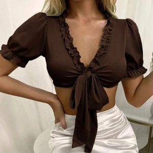 Snygg topp - Nsygg brun tröja som är crop top och kan knytas back och fram. Inte min stil längre men är i fin kondition. Bilder irl kan förfrågas.