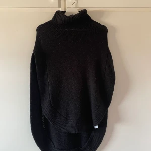 Poncho - Stickad poncho. Använd fåtal gånger så i bra skick! Storlek s men passar även xs-m. Går att pruta  