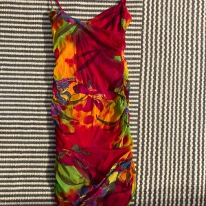 Klänning  - Jätte fin och färgglad klänning helt ny och aldrig använd (lappen borttagen) 😁 