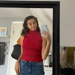 Stickat pololinne  - Ribbstickad röd-glittrigt pololinne som är skitsnyggt och trendigt❤️ mycket mjuk och inte alls stickig och köpt secondhand! Älskar denna så mycket och den är väldigt mycket 90-tal❤️