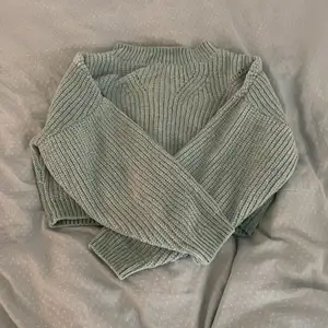 En jätte fin stickad tröja från hm den är lite som en magtröja då den slutar vid magen💗 storlek 134/140💓 aldrig använd💞