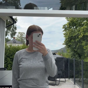 Grå sweatshirt från gant strl S - Grå sweatshirt från gant strl s.