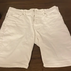 Vita HM shorts - Vita HM shorts i bra skick! Köparen står för frakten