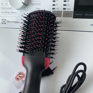 Värmeborste  - En jätte bra och fin värmeborste som är helt ny som inte kommer till Användning! Köpt för 1399