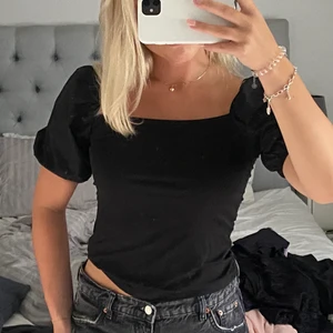 Svart topp med puffärmar - Svart topp med puffärmar💞