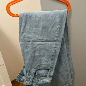 jeans från shein i lite urtvättad blå färg. endast tvättade en gång men aldrig använda då de var för långa på mig (är 156cm) typ baggy jeans. 