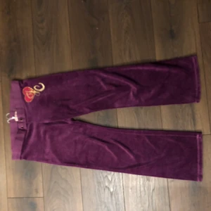 Vintage Juicy Couture byxor - Jättesöta äkta vintage juicy couture byxor i storlek M!!🥰💕 Sitter kanske mer som en S…Inga defekter vad jag kan se! Säljer pga lite för korta för mig:)) 