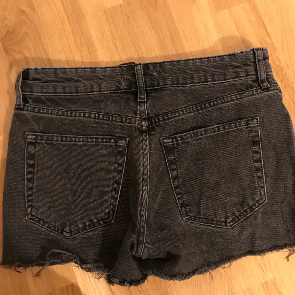 Ett par supersnygga jeansshorts som tyvärr blivit för små för mig. Passformen är som på första bilden. De är i bra skick. (Första bilden är lånad) . Shorts.