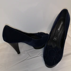 Mörkblå sammetsklackskor - Oanvända mörkblå sammetsklackskor från RaxMax. Sulan är i läder