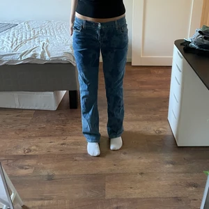 Levis 550 jeans - Jätte coola levis jeans med tiedye liknande mönster, säljer eftersom de inte kommer till användning, De är bootcut och passar bra i längden på mig som är 167-168. De står inte storleken på dem men skulle säga att de sitter som S/M. De har inga tydliga defekter. skriv privat för fler bilder och information.
