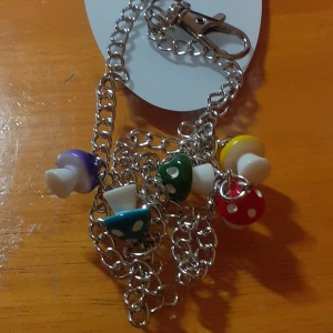 Kedja - Det är en kedja med svampar på! Man hänger de sidan av byxan eller kjolen :).  Vid mer bilder eller frågor, skriv järna privat