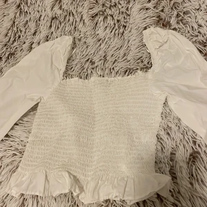 Stradivarius  - Passar till sommaren. Man behöver inte ha BH under 