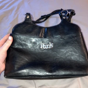 Väska - Denna väskan köpte jag för ett tag sen men inte haft till någon användning, köptes på second hand. Inga större skador på den, lite sliten