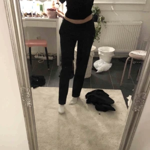 Kostymbyxor zara - Säljer dessa kostymbyxor från zara som inte kommer till användning💗