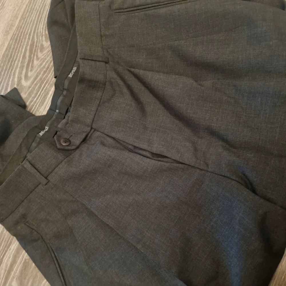 Mörk grå helt nya, tyvärr prislapp borttagen . Jeans & Byxor.