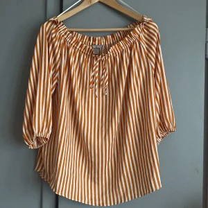 Topp  - Randig topp med snörning i Stl 38