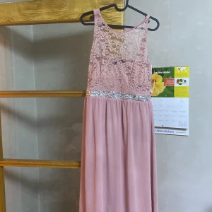 En klänning  -  Bara en liten fläck och den är L den är jättebra klänning och fin